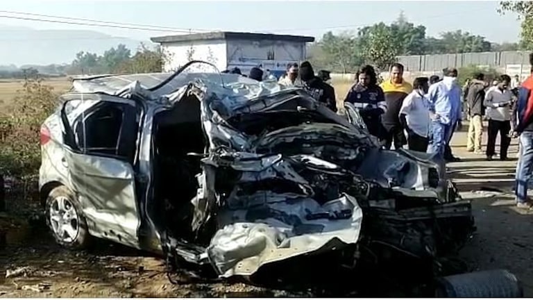 लोणावळा : कार-कंटेनरचा भीषण अपघात, ५ जणांचा जागेवरच मृत्यू Mumbai Tak