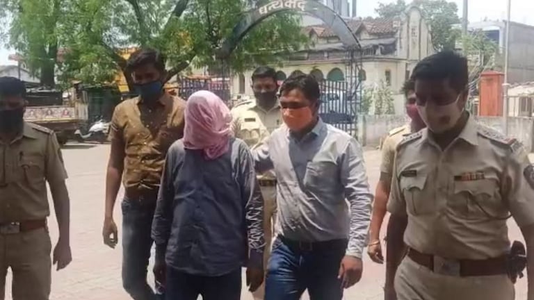 आईस्क्रीम विक्रेता करत होता कोरोना रुग्णांवर उपचार, बोगस डॉक्टरला अटक Mumbai Tak