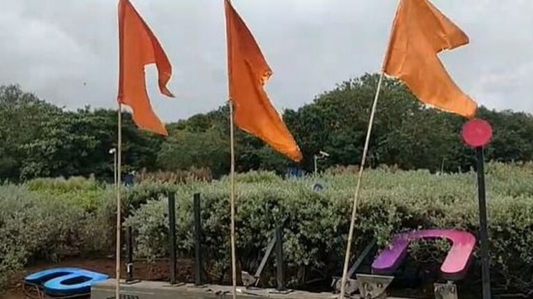 मुंबई विमानतळावर लावण्यात आलेल्या Adani Airport बोर्डची शिवसेनेकडून तोडफोड Mumbai Tak