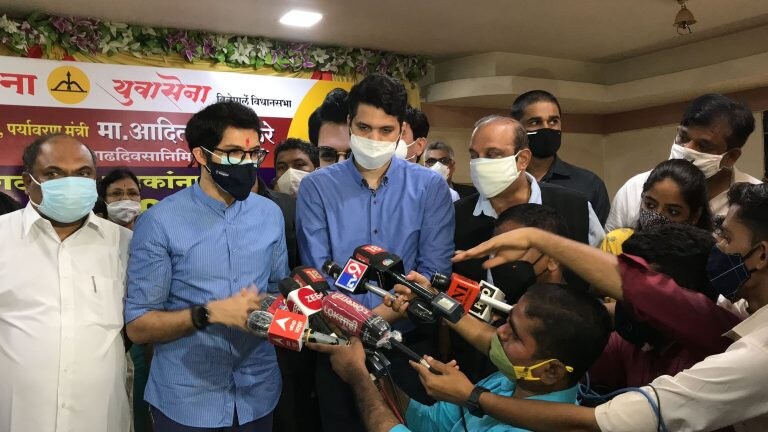 शेतकऱ्यांच्या बांधावर आदित्य ठाकरेंचा दौरा, अंबादास दानवेही नाशिक दौऱ्यावर Mumbai Tak