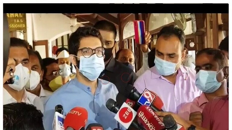 आदित्य ठाकरेंचा भाजपला धक्का, कल्याण-डोंबिवलीतले चार माजी नगरसेवक शिवसेनेत Mumbai Tak