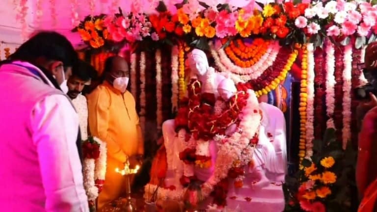 जिजाऊ जन्मोत्सवानिमित्त वंशजांसह जिजाऊंच्या पुतळ्याचे पालकमंत्र्यांनी केले पूजन Mumbai Tak