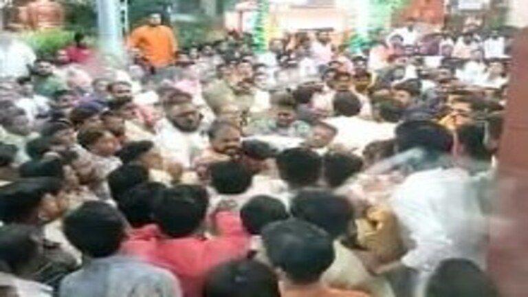 औरंगाबादमध्ये शिवसेनेतला अंतर्गत कलह पुन्हा चव्हाट्यावर, युवासेनेच्या मेळाव्यात हाणामारी Mumbai Tak