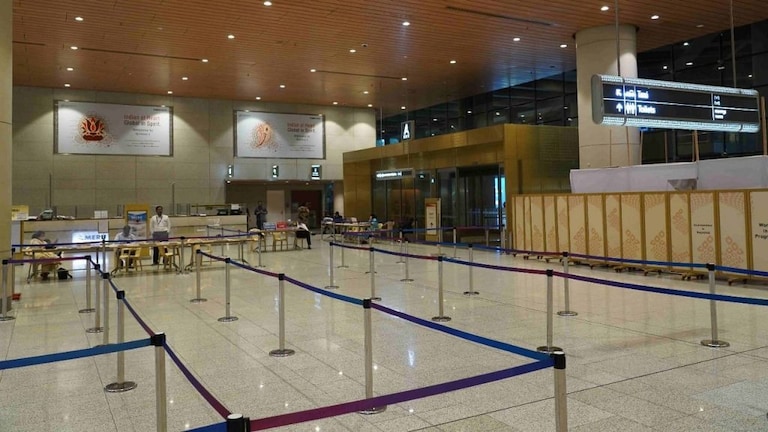 Omicron चा धोका : बाहेरील देशातून भारतात आलेल्या नागरिकांची विमानतळावर ‘अशी’ होतेय तपासणी Mumbai Tak