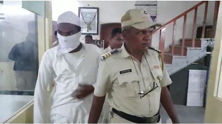 अकोला : अल्पवयीन मुलीसोबत मौलानाचे दुष्कर्म, पोलिसांनी केली अटक Mumbai Tak