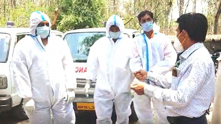 याला म्हणतात माणुसकी.. वर्षभरापासून Covid Positive मृतदेहांवर अंत्यसंस्कार करणारे बहाद्दर Mumbai Tak