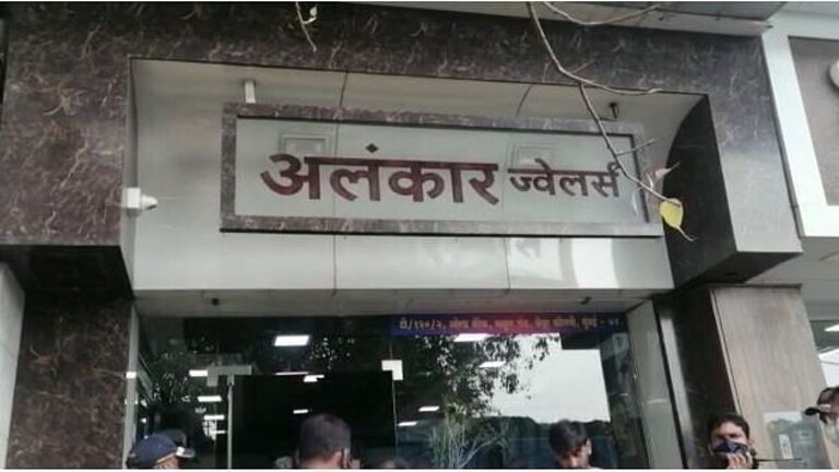 चाकू-पिस्तुलचा धाक दाखवून ज्वेलर्सचं दुकान लुटण्याचा प्रयत्न, चेंबूरमधली धक्कादायक घटना Mumbai Tak