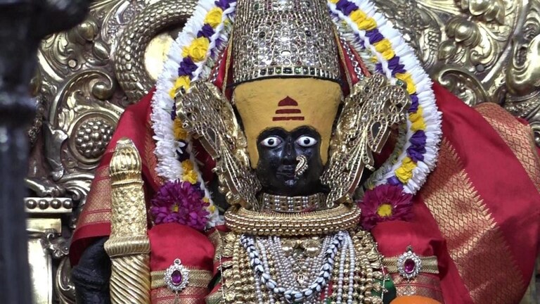 कोल्हापूर: अंबाबाई महालक्ष्मीच्या दानपेटीची मोजणी सुरु, पहिल्याच दानपेटीत ३६ लाखांचं दान Mumbai Tak