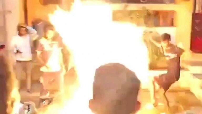 डोक्यात अंडी, हातात शोभेचा पाऊस..पीठ टाकताच उडाला आगीचा भडका; बर्थ-डे सेलिब्रेशन पडलं महागात Mumbai Tak