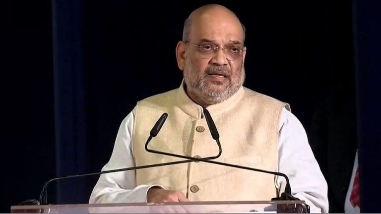 महाविकास आघाडी सरकार म्हणजे तीन चाकांची पंक्चर रिक्षा, फक्त धूर निघतो -अमित शाह Mumbai Tak