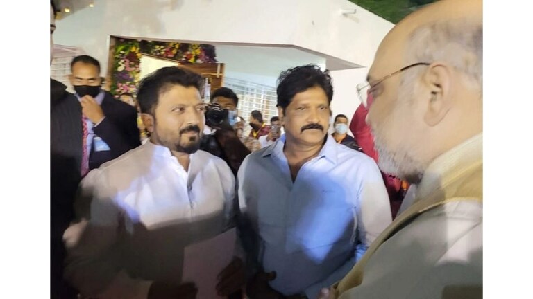 पुणे : निवेदन घेऊन आलेल्या शिवसैनिकांना अमित शाह म्हणाले, ‘मी या प्रकरणात लक्ष घातलंय’ Mumbai Tak