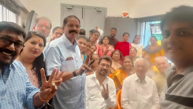 गजानन किर्तीकर शिंदे गटात गेल्यानंतर मुलगा अमोल किर्तीकर यांची फेसबुक पोस्ट चर्चेत Mumbai Tak