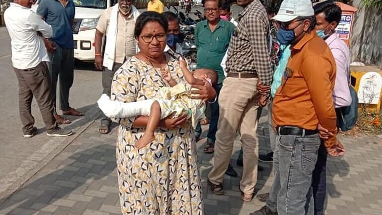 हातापायाला जखमा अन् मृत आईच्या छातीला बिलगणारी चिमुकली; अमरावतीतील ह्रदयद्रावक घटना Mumbai Tak