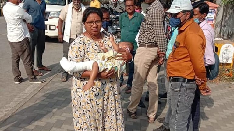 हातापायाला जखमा अन् मृत आईच्या छातीला बिलगणारी चिमुकली; अमरावतीतील ह्रदयद्रावक घटना Mumbai Tak