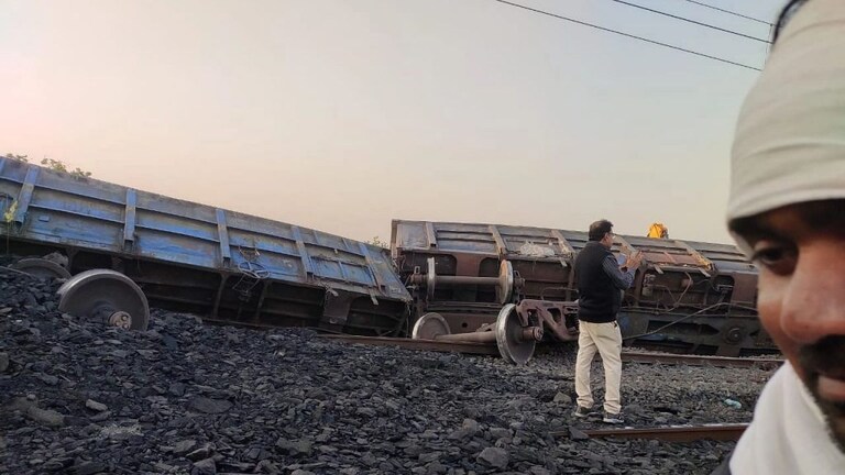 अमरावतीत रेल्वेचा मोठा अपघात, २० डबे रूळावरून घसरल्याने वाहतूक ठप्प Mumbai Tak