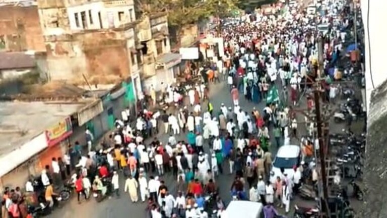 वाशिममधल्या बंदलाही हिंसक वळण, दुकानांवर दगडफेक आणि तोडफोड Mumbai Tak