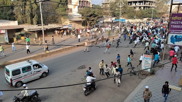 अमरावतीत मुस्लिम समाजाच्या मोर्चाला हिंसक वळण, दुकानांची तोडफोड आणि दगडफेक Mumbai Tak