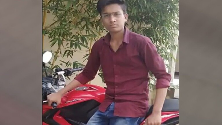 फी न भरल्याने अमरावतीत पेपर हिसकावला, विद्यार्थ्याने गळफास घेऊन आयुष्य संपवलं Mumbai Tak
