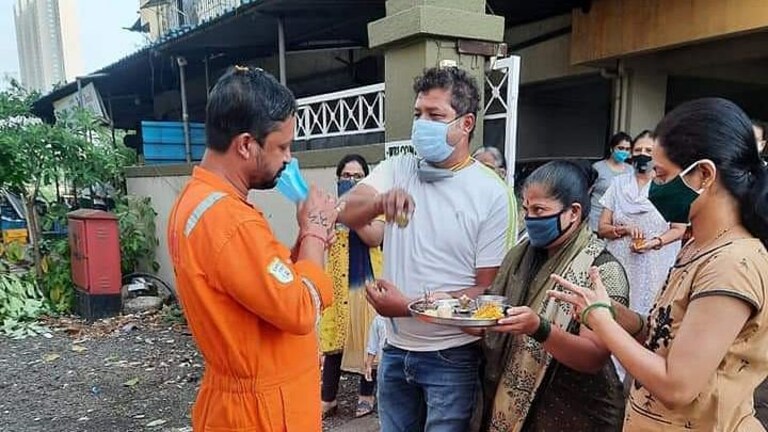 नऊ तास Tauktae वादळाशी झुंज देऊन सातारचा पठ्ठ्या सुखरुप घरी Mumbai Tak