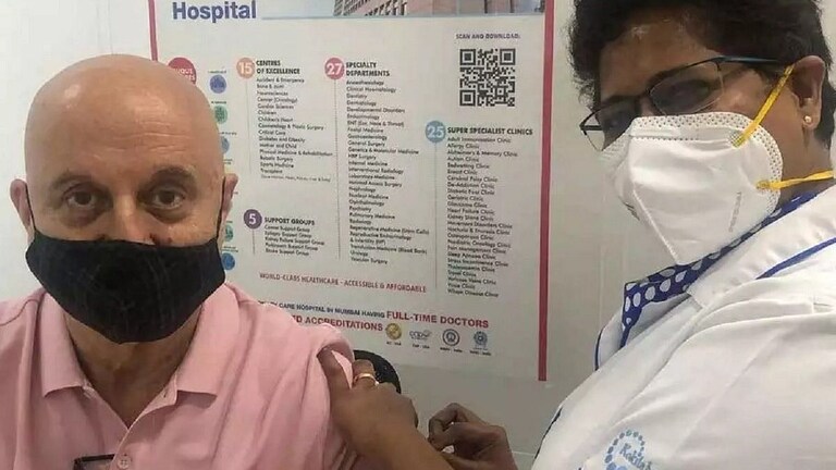 कोरोना लस घेताना अनुपम खेर यांनी का केला देवाचा धावा? Mumbai Tak