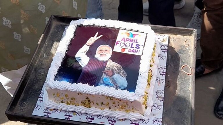 एप्रिल फुल डे.. मोदींचा फोटो असलेला केक कापून राष्ट्रवादी युवक काँग्रेसचं आंदोलन Mumbai Tak