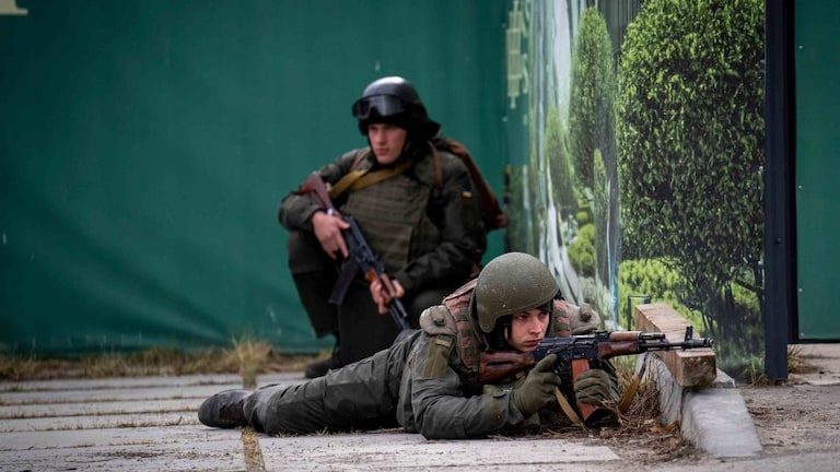 Russia-Ukraine war : युक्रेनमधून येणारा भारतीय विद्यार्थी गोळीबारात जखमी Mumbai Tak