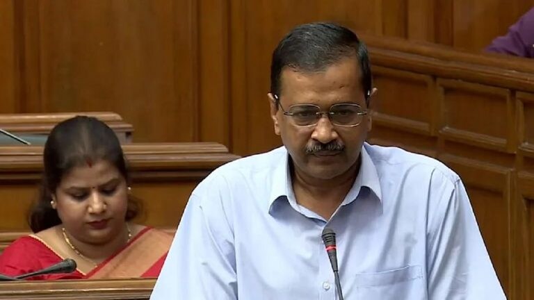केजरीवाल यांच्या घरावर हल्ला, सीसीटीव्ही कॅमेरे- बॅरिकेड तोडले; सिसोदिया म्हणाले- ‘भाजपच्या गुंडांकडून तोडफोड’ Mumbai Tak