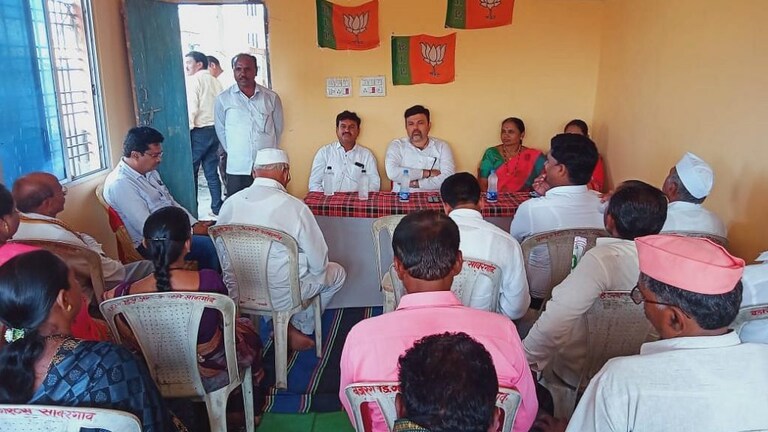 नागपूरमध्ये काँग्रेस नेत्याकडून भाजप उमेदवाराचा प्रचार Mumbai Tak