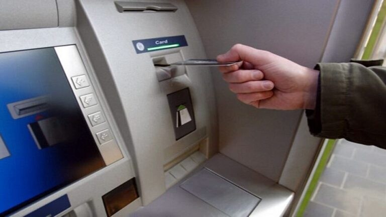 वारंवार ATM मध्ये जाण्याची सवय बदला! 1 जानेवारीपासून पडणार महागात Mumbai Tak