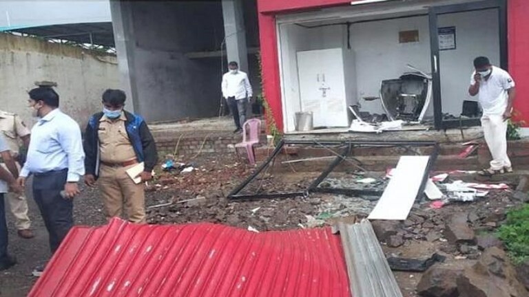 धक्कादायक ! चोरीच्या उद्देशाने स्फोटकं लावून ATM मशिनमध्ये घडवला स्फोट, पैसे घेऊन चोरटे पसार Mumbai Tak