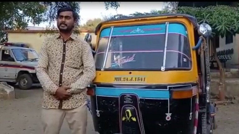 लातूर: अजूनही खऱ्याची दुनिया आहे… तब्बल 10 तोळे सोने परत करणारा रिक्षाचालक! Mumbai Tak