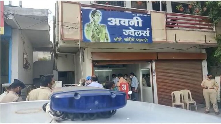 नागपूर : भरदिवसा बंदुकीच्या धाकावर सराफा दुकान लुटलं, घटना CCTV मध्ये कैद Mumbai Tak