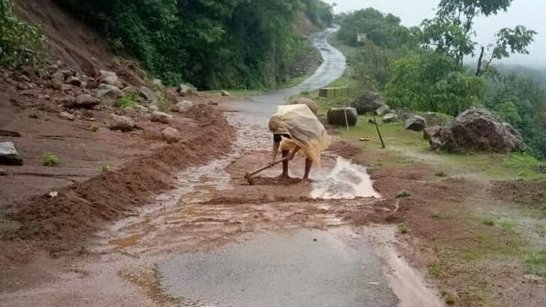 सातारच्या दोन ज्येष्ठ नागरिकांनी केलं असं काम की, तुम्हीही कराल कौतुक Mumbai Tak