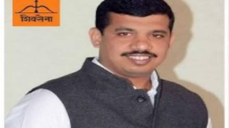 पुण्यात उद्धव ठाकरेंना धक्का, सलग तीनवेळा नगरसेवक असलेले नेते शिंदे गटात सामील Mumbai Tak