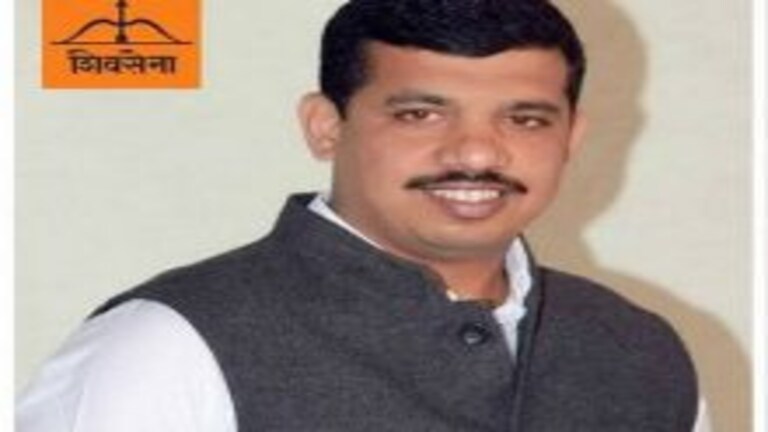 पुण्यात उद्धव ठाकरेंना धक्का, सलग तीनवेळा नगरसेवक असलेले नेते शिंदे गटात सामील Mumbai Tak