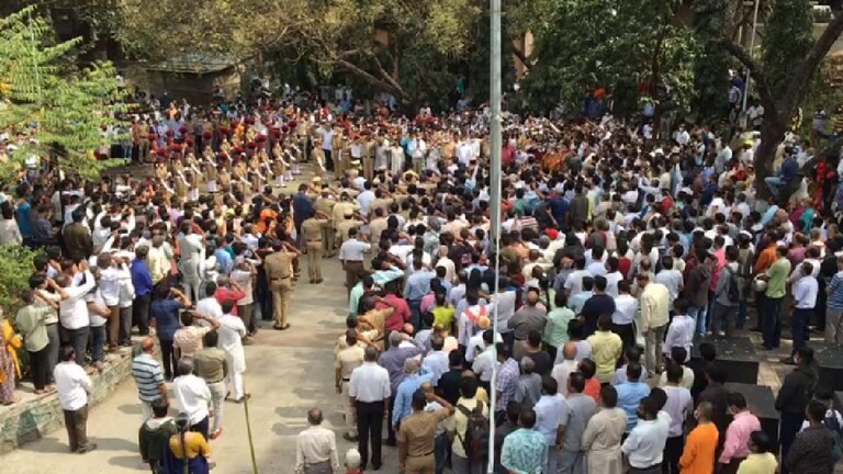 शिवशाहिराला निरोप देण्यासाठी अलोट गर्दी; बाबासाहेब पुरंदरे अनंतात विलीन Mumbai Tak