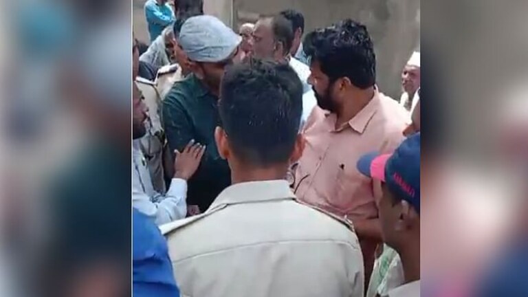 बच्चू कडूंचा चढला पारा! ‘शांत बस’ म्हणत लगावली कानशिलात; प्रकरण काय? Mumbai Tak