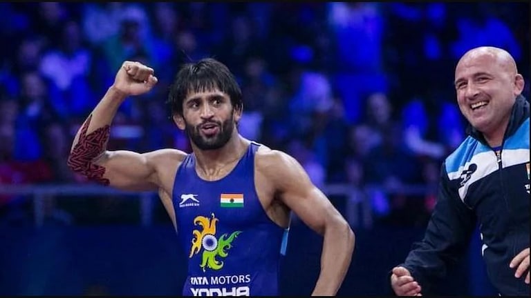 Olympics 2020 : Tokyo मध्ये ‘बजरंगाची कमाल’, इराणी मल्लाला चितपट करत उपांत्य फेरीत धडक Mumbai Tak