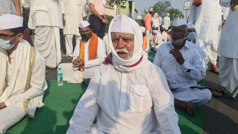 बाजारपेठांमध्ये वारीपेक्षा जास्त गर्दी, मग वारीलाच विरोध का? Mumbai Tak