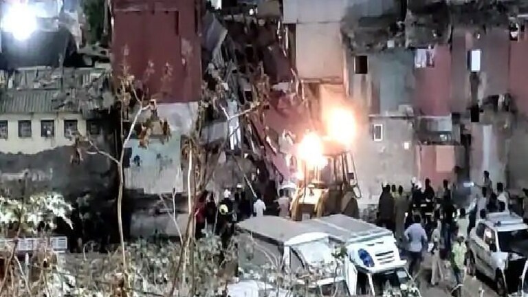 Mumbai Building Collapsed : बांद्र्यात इमारत कोसळून एकाचा मृत्यू, १६ जखमी Mumbai Tak