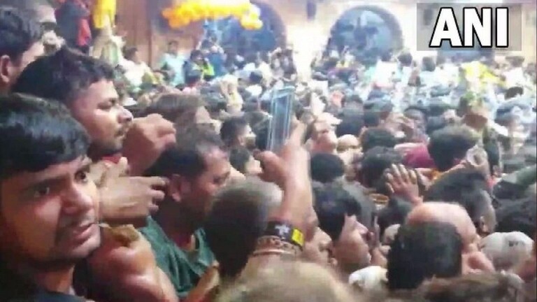मथुरेतल्या बांके बिहारी मंदिरात चेंगराचेंगरी, दोघांचा मृत्यू तर ५० पेक्षा जास्त भाविक बेशुद्ध Mumbai Tak