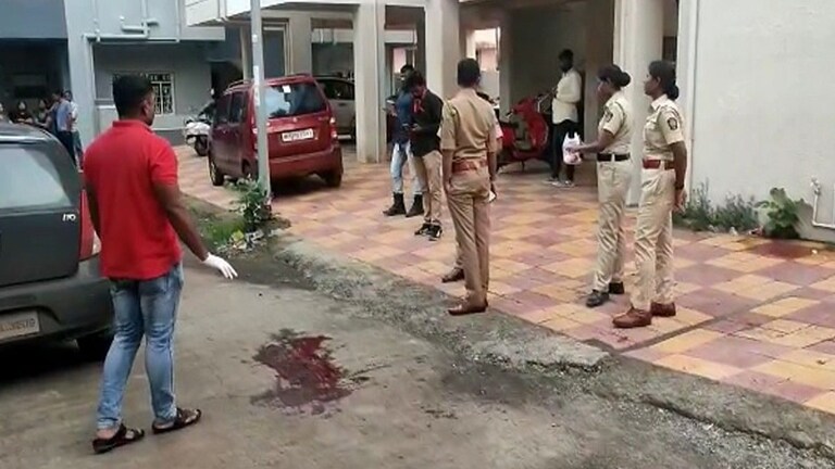 शाळकरी मुलीसमोरच वडिलांची धारदार शस्त्राचे वार करून हत्या, बारामतीतली धक्कादायक घटना Mumbai Tak