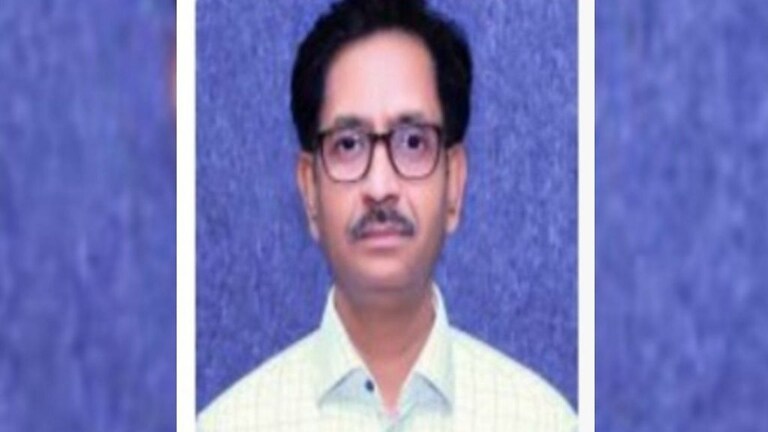 बीड जिल्हाधिकाऱ्यांची तात्काळ बदली करा! औरंगाबाद खंडपीठाचे आदेश Mumbai Tak