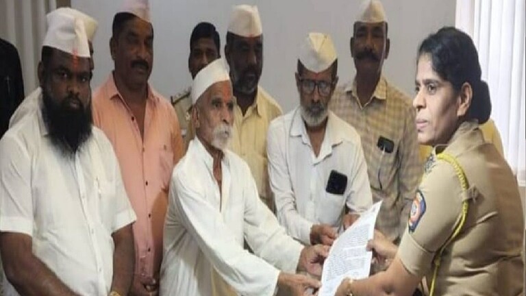 संभाजी भिडेंचं कुंकू, टिकली न लावलेल्या अप्पर पोलीस अधीक्षकांना निवेदन, फोटो व्हायरल Mumbai Tak