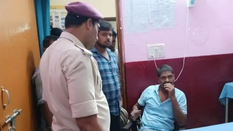 ऐकावं ते नवलच ! ड्रायव्हर दारु पिण्यासाठी गेल्यामुळे पॅसेंजर ट्रेन एक तास उशीरा Mumbai Tak