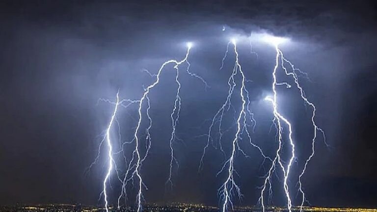 Lightning strikes: निसर्ग कोपला, वीज कोसळून Rajasthan मध्ये 23 तर UP मध्ये 18 जणांचा मृत्यू Mumbai Tak