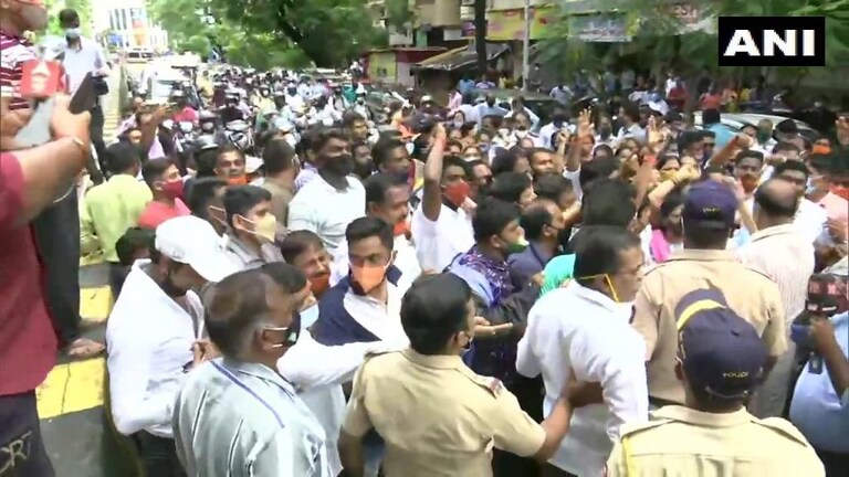 शिवसेना भवनासमोर Shivsena आणि BJP कार्यकर्त्यांचा राडा mumbaitak