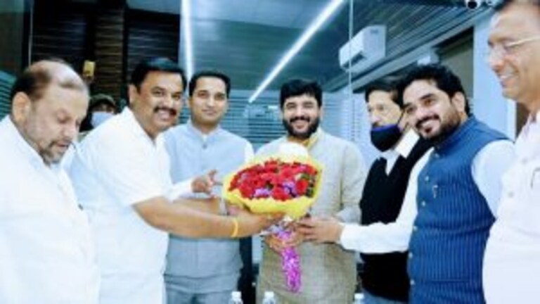 Pune : जेव्हा महापौर मोहोळ, खासदार बापट थेट राष्ट्रवादीच्या कार्यालयात पोहचतात Mumbai Tak