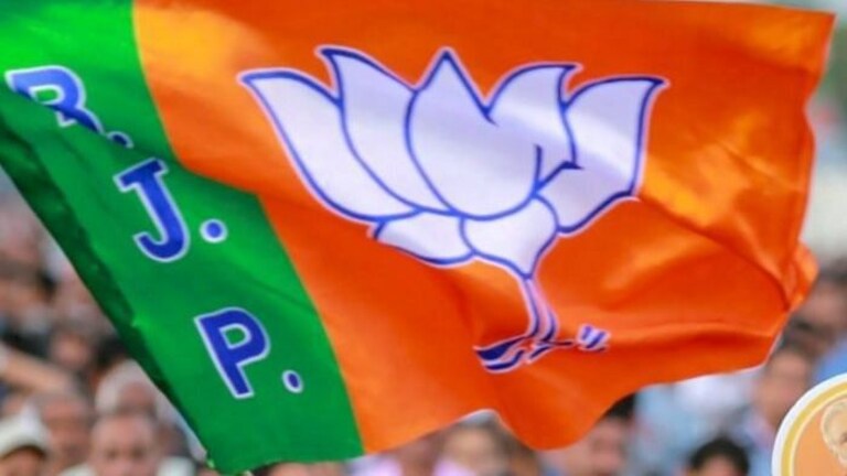 Karnataka : भाजपचं जहाज बुडणार? माजी मुख्यमंत्र्यांनी दिला सर्वात मोठा झटका the former chief minister of Karnataka Jagdish Shettar left the BJP and joined the Congress