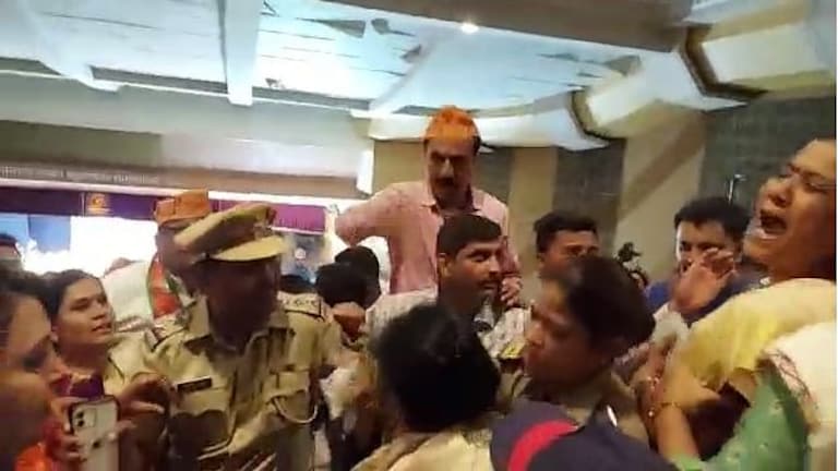 स्मृती इराणींविरोधात आंदोलन करणाऱ्या राष्ट्रवादीच्या ५० कार्यकर्त्यांवर गुन्हा दाखल Mumbai Tak
